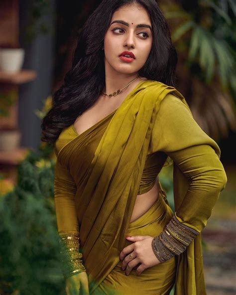 Mallu Beauty Malavika Menon Hot Photos In Saree Glamsundari In