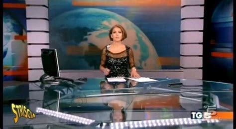 Tg5 Hot Le Gambe Delle Conduttrici In Mostra Con La Scrivania Trasparente