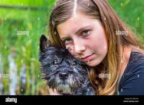 Jolie Fille Blonde Et Son Chien Banque De Photographies Et Dimages Haute R Solution Alamy
