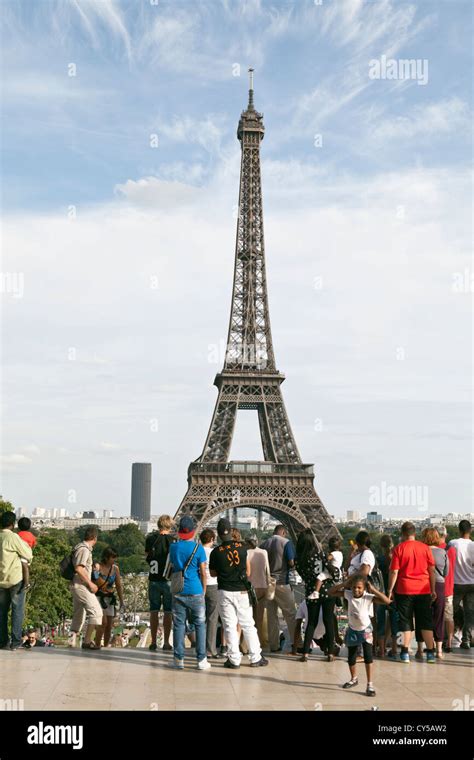 Tourists View The Eiffel Tower Paris France Stock Photo Alamy