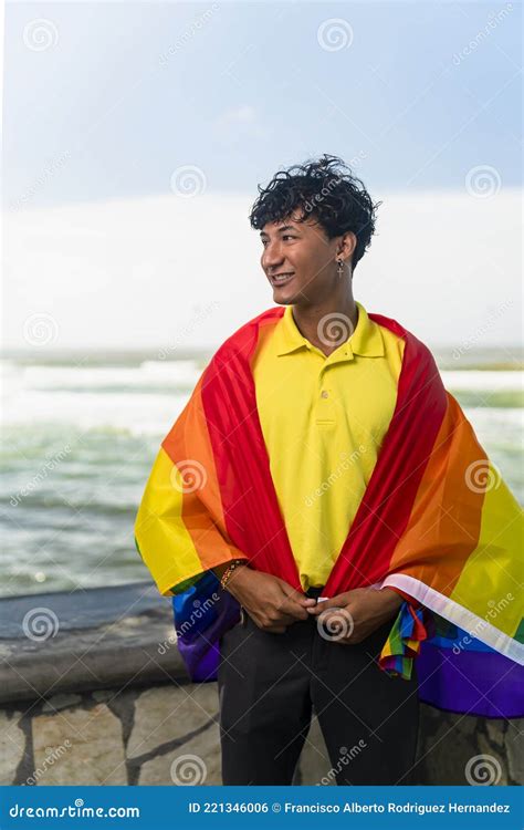 Joven Gay Mirando De Lado Orgulloso Con La Bandera De Lgbt Colgando De Sus Hombros Foto De