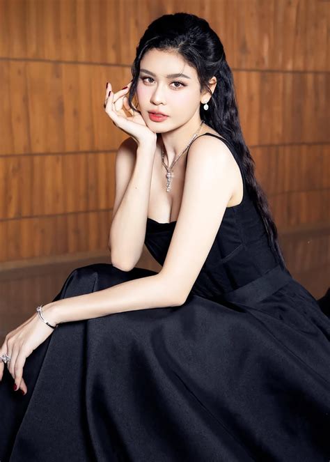 Sao Việt 25 11 Thúy Hạnh diện bikini gợi cảm Hà Tăng đi du lịch cùng chồng con