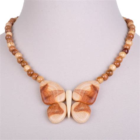 Купить Бусы из дерева "Бабочка" по цене 588 руб. в Мире Прекрасного