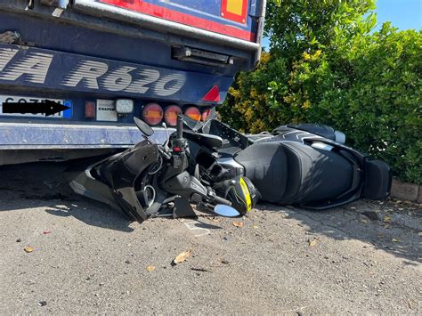 Pomezia Tremendo Incidente Tra Auto E Moto Interviene L Eliambulanza