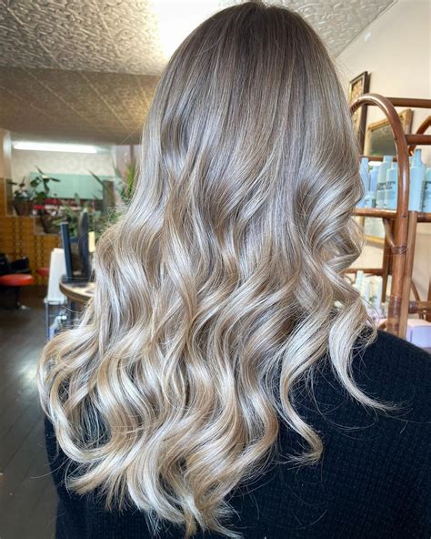 Why sandy blonde hair looks surprisingly natural on many tones