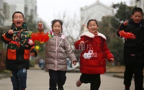 江苏扬州：巧手做花灯 欢乐迎元宵 人民图片网