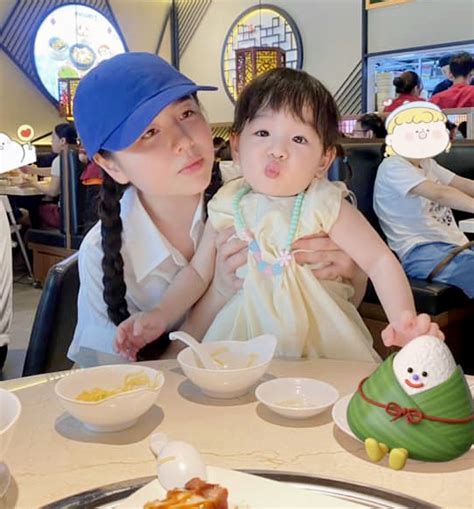 Hội chị em u mê vì con gái hot mom 9X Nam Thương đã xinh như búp bê lại còn hay tấu hề