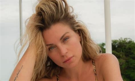 Ludwika Paleta Posa Seductora Desde El Mar Con La Tendencia De Bikini Negro