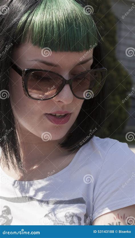 Schönes Brunette Mädchen Mit Frisur Und Bilden Lokalisiert Auf Weißem Hintergrund Redaktionelles