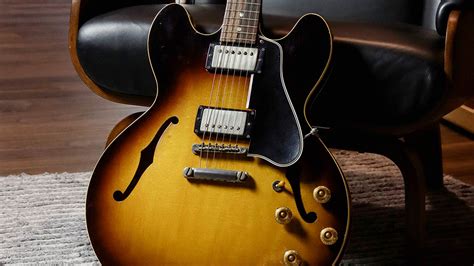 close  personal  mel bays    gibson es