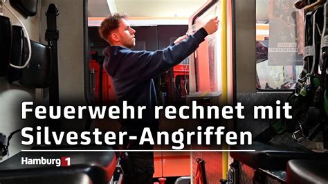 Silvester Angriffe Feuerwehr Bereitet Einsatzwagen Mit Schutzfolie Vor