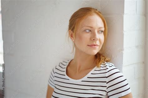 Sch Ne Junge Frau Schaut Vertr Umt Aus Dem Fenster Foto De Stock