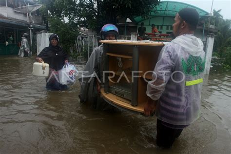 Evakuasi Barang Akibat Banjir Antara Foto