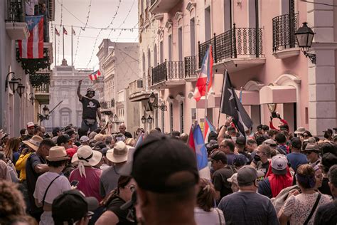 A crowd of people in a street photo – Free Puerto rico Image on Unsplash