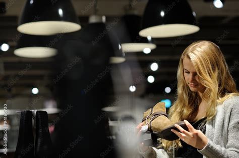 Junge Blonde Frau Beim Shopping Stock Foto Adobe Stock