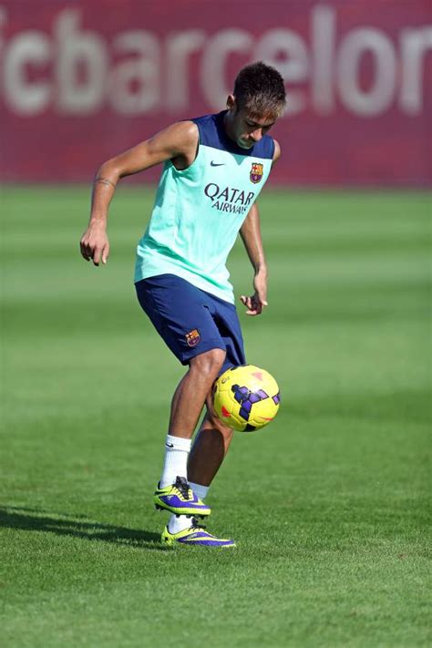 Frame-by-frame of Neymar's juggling skills | FC Barcelona