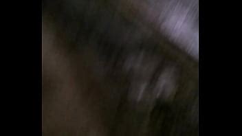 Meando en la parada de autobús XVIDEOS