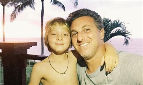 Luciano Huck Admite Que Perdeu O Ch O Ao Saber Que O Irm O Gay Tive Medo De Enfrentar Meus