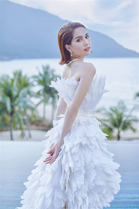 Hậu clip nude gây sốc Ngọc Trinh tung bộ ảnh đẹp ngẩn ngơ Hóa thiên nga vừa nền nã vừa