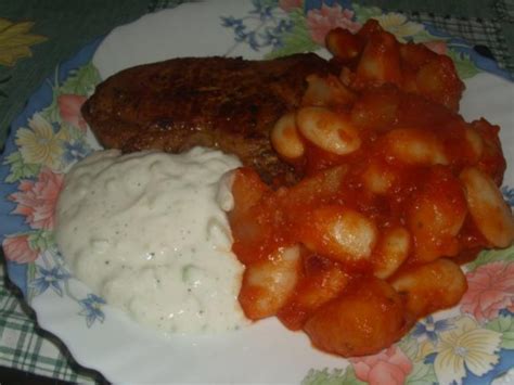 Scharfe Koteletts Mit Weissen Riesen Bohnen Und Kartoffeln In