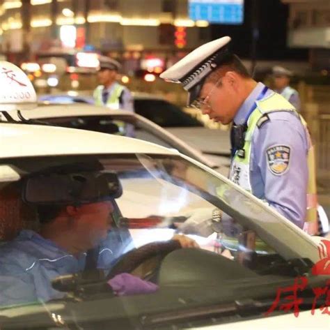 咸阳交警夜查酒驾全程直播，上万网友围观进行