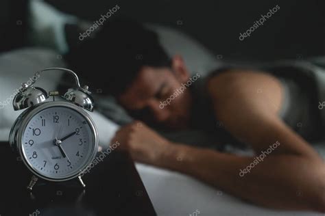 Jovem Dormindo Na Cama Fotografias De Stock Inlitestudio