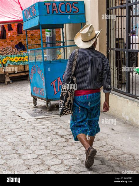 El hombre maya en la vestimenta tradicional de Santa Catarina Palopó