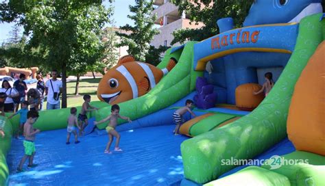 GALERÍA Los vecinos de Carbajosa se refrescan y divierten a partes