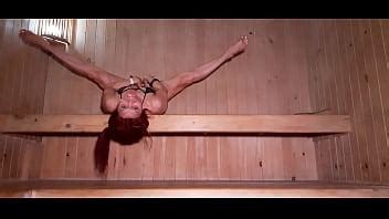 LA ESCULTURAL DIOSA MILF REALIZA SUS SPLITS CACHONDOS EN EL SAUNA XVIDEOS