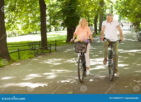 Coppie Mature Sulle Bici All Aperto Immagine Stock Immagine Di