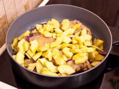 Утиные окорочка, тушенные с яблоками, брусникой и апельсинами