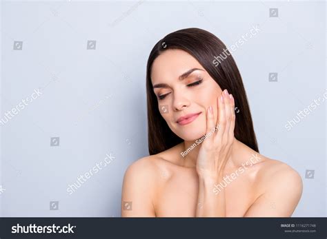 1 Mature Gorgeous Sensual Woman Maquillage Close Eyes Holding Hand On Cheek Having Pleasure