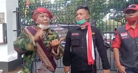 Manggala Garuda Putih Dan AJI Berorasi Di Pemkot Bandung