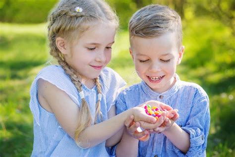 Petits Enfants Heureux Avec La Sucrerie Color E Photo Stock Image Du