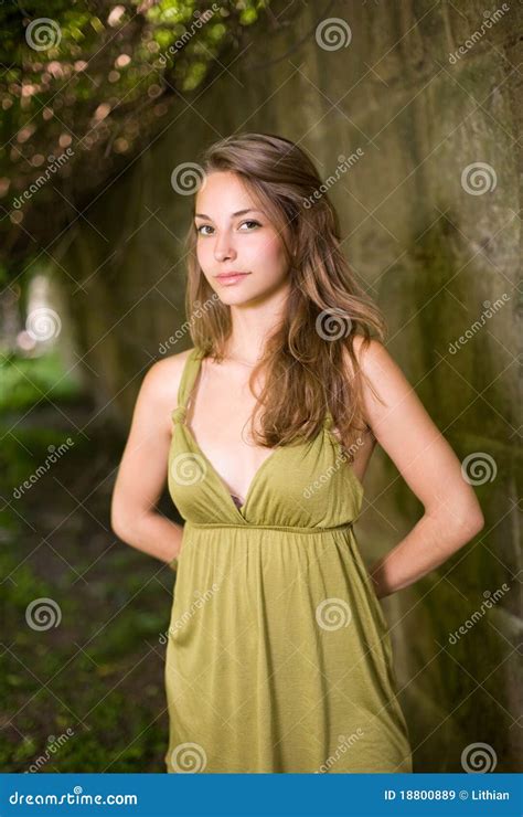 Schitterende Jonge Brunette In Groene Kleding In Openlucht Stock Afbeelding Image Of Glimlach