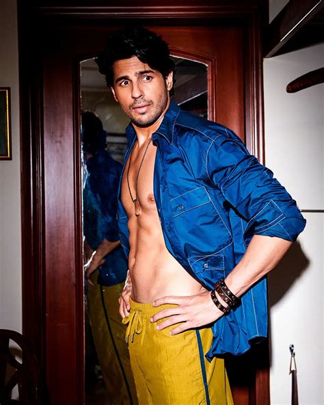 Sidharth Malhotra Makes Heads Turn With His Shirtless Throwback Photo
