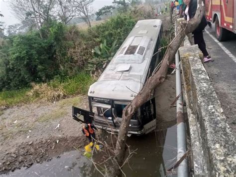 Autob S Con Pasajeros Cae A Un Barranco En Barinas Y Deja Heridos