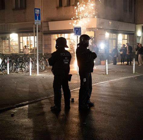 Silvester In Berlin Rund Straftaten Und Angriffe Auf