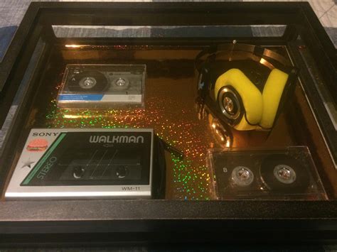 I fixed and repaired this 1985 Walkman for my GF's Christmas present