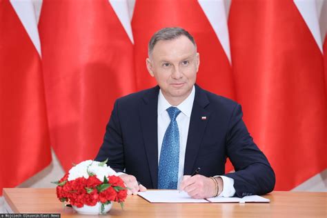 1000 zł dodatku do pensji Andrzej Duda podpisał ustawę WP Finanse