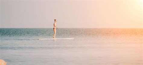 Sup De Mujer Marina Silueta De Una Feliz Mujer De Mediana Edad Bronceada En Bikini Arco Iris