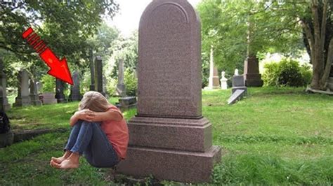 Сын пришёл на могилу отца, то что он там увидел, шокировало всю деревню ...
