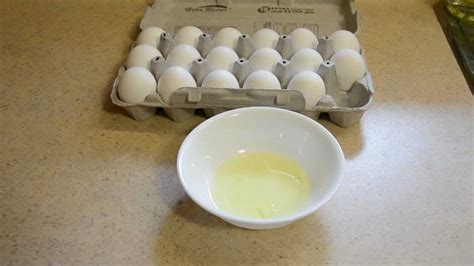 How To Separate An Egg Quickly And Easily Without Breaking The Yolk Youtube