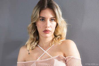 Melanie De Toni Strips Naked Exposing Her Smooth Shaved Lovebox Photos