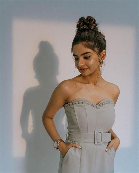 Photodump Anushka Sen Flaunts Her Hot Collar Bones And Curvaceous Midriff IWMBuzz