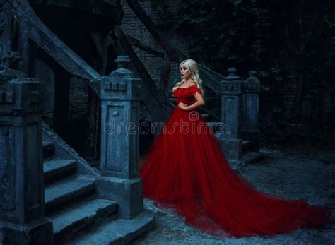 Belle Fille Blonde Dans Une Robe Rouge Luxueuse Photo Stock Image Du Mystique Visage 76417042