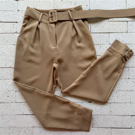 CALÇA ALFAIATARIA BOTÕES NA BARRA E CINTO NUDE Dondoca Moda Feminina