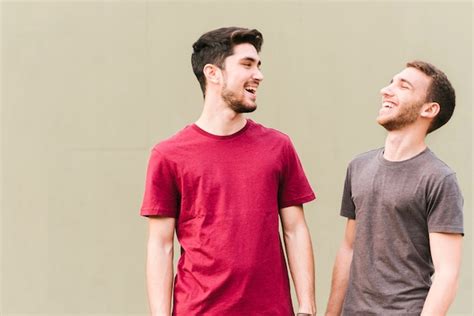 Heureux Couple Gay Debout Et Rire Photo Gratuite
