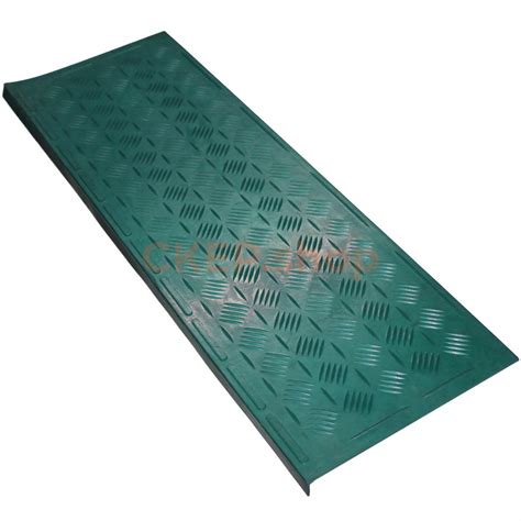 Противоскользящая накладка на ступень 900х300х30 мм, Косой рубчик ...