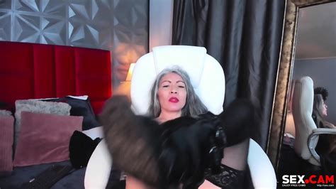 Mature Fucks Her Pussy While Vibrating Her Clit